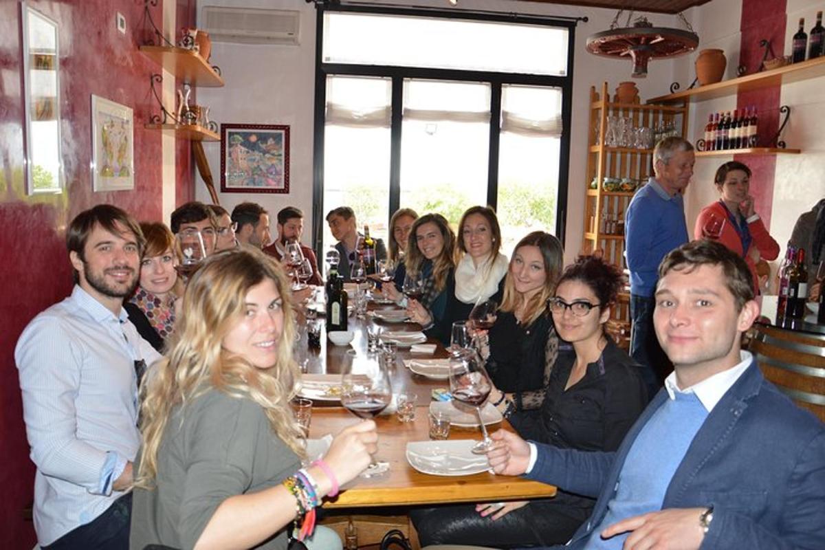 skupina lidí sedících kolem stolu v restauraci