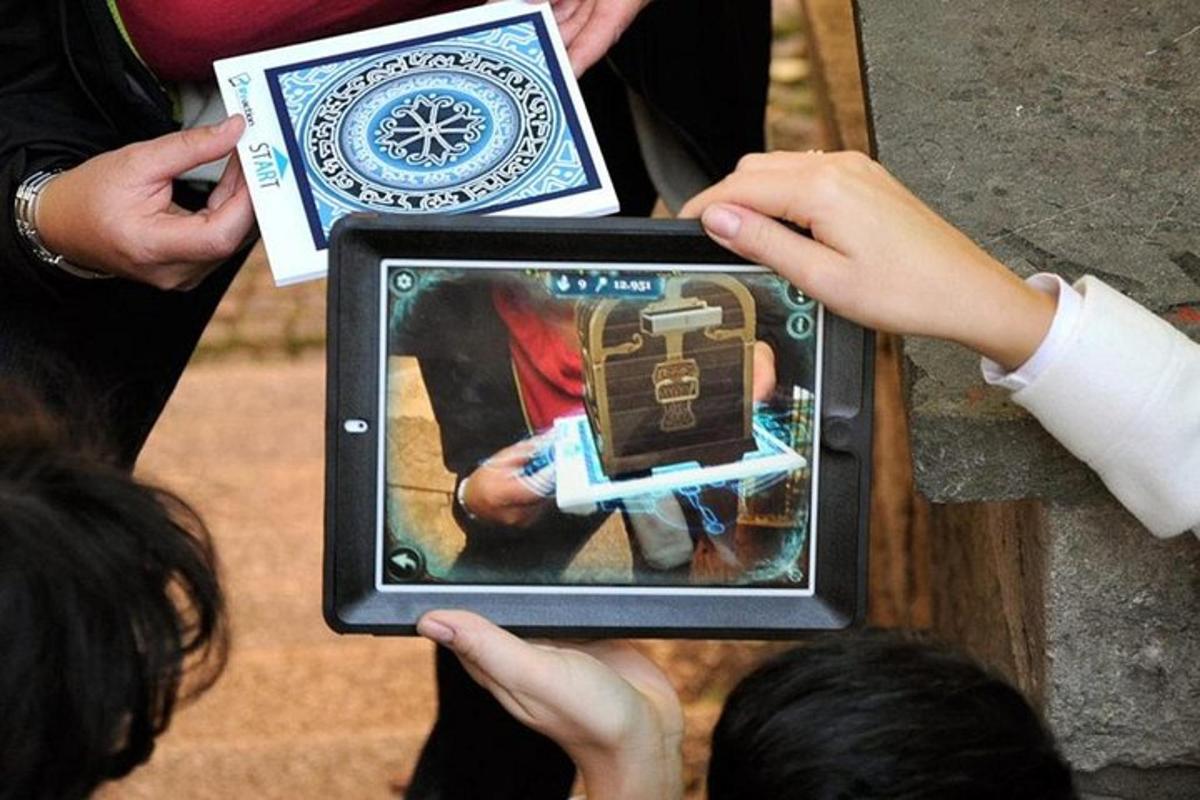 skupina lidí držících obrázek v tabletu