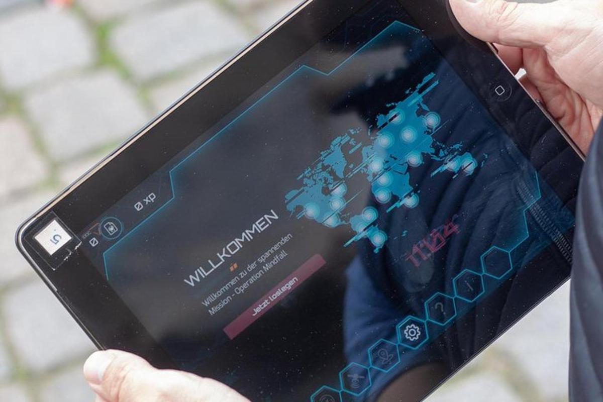 ένα άτομο που κρατάει ένα tablet στα χέρια του