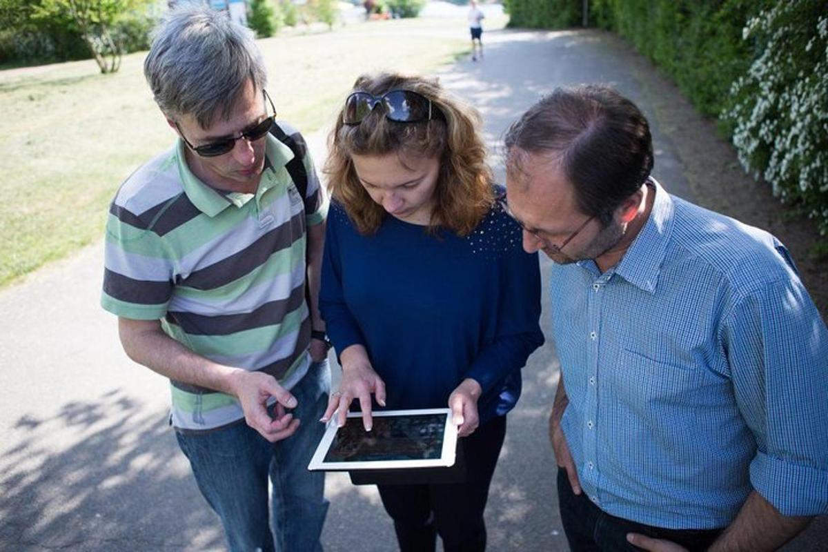 skupina tří lidí dívajících se na notebook