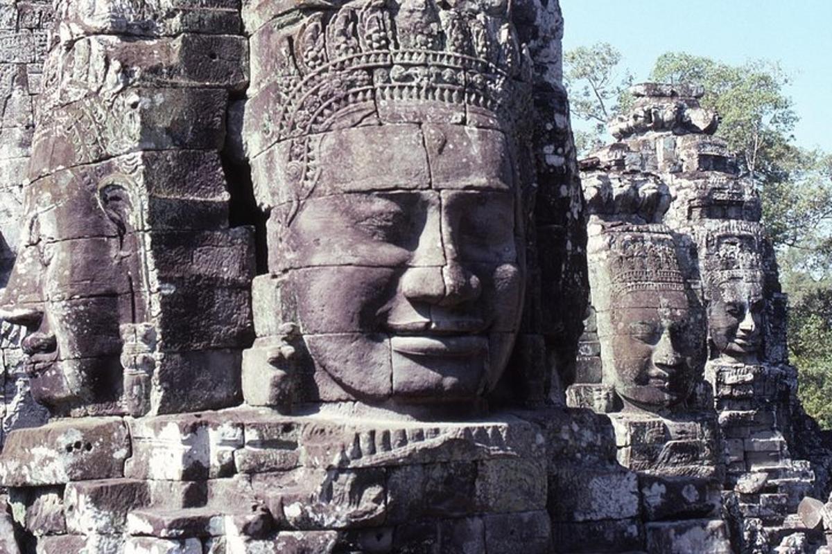patung batu besar muka di dinding