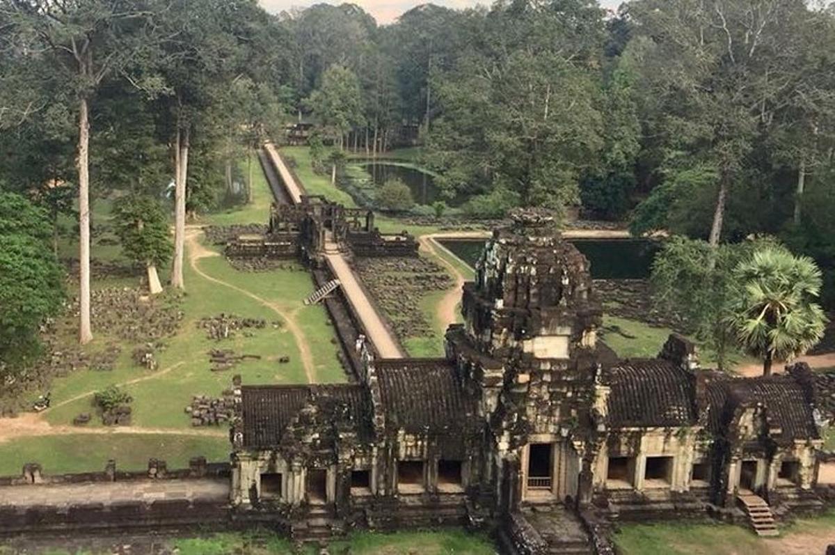 un edifici antic al mig d'un parc