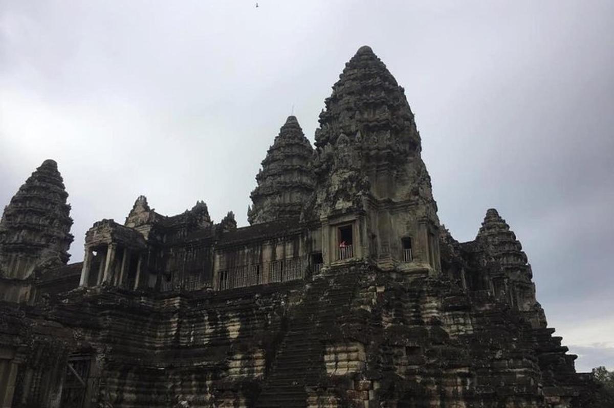 sebuah bangunan dengan banyak menara di atasnya