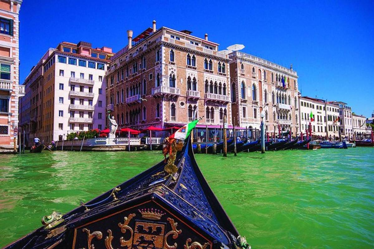 gondola di dalam air di hadapan bangunan