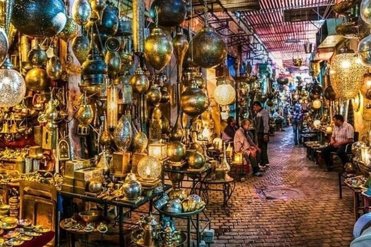 un mercato con persone sedute in una stanza piena di oggetti