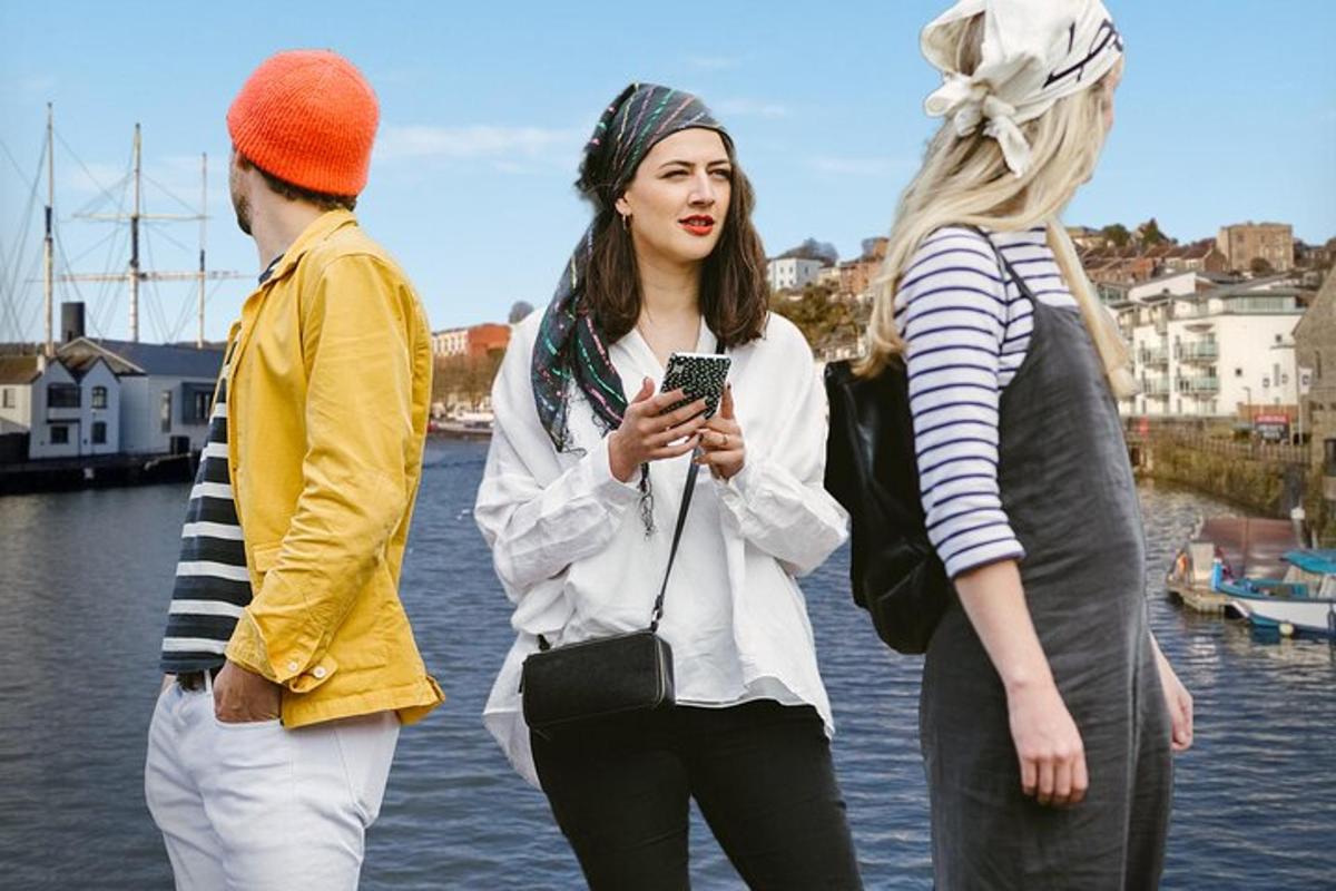 en gruppe på tre kvinner som står ved siden av en vannmasse