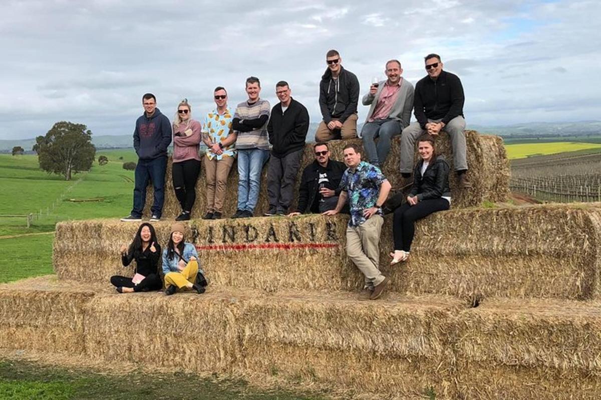 un grup de persones posant per a una foto en unes bales de palla