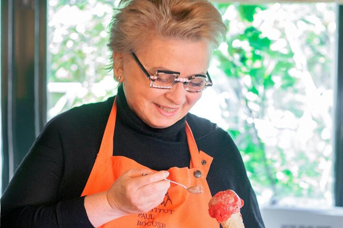 une femme avec des lunettes mange un morceau de nourriture
