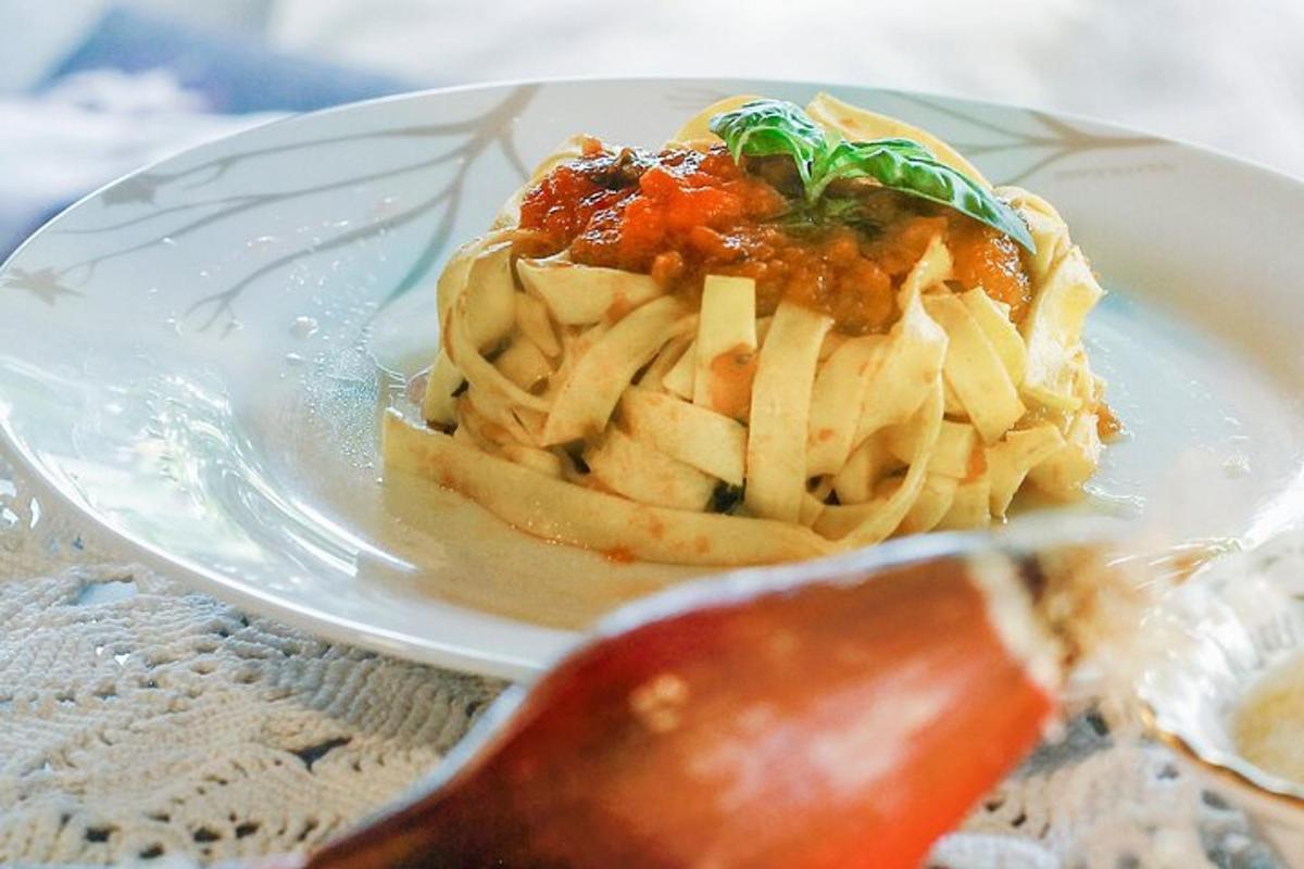 sepinggan pasta di atas meja dengan sudu