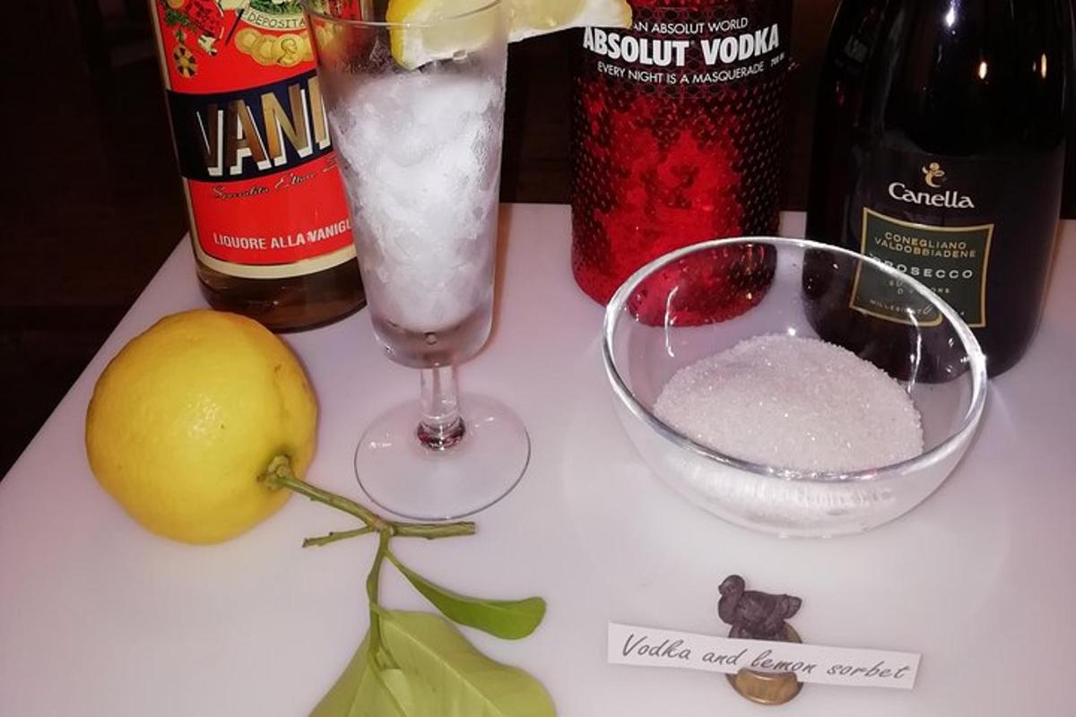 meja dengan minuman dan martini dan lemon