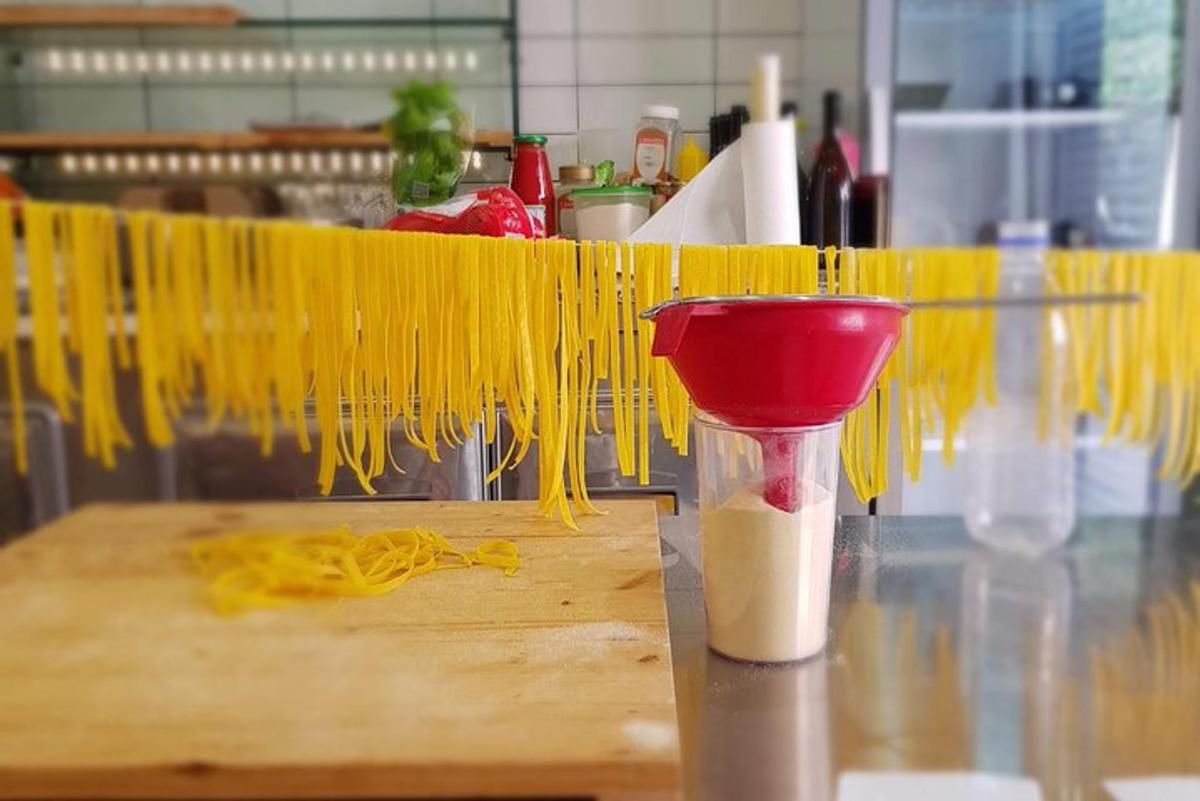 un mucchio di spaghetti su un tavolo in una cucina