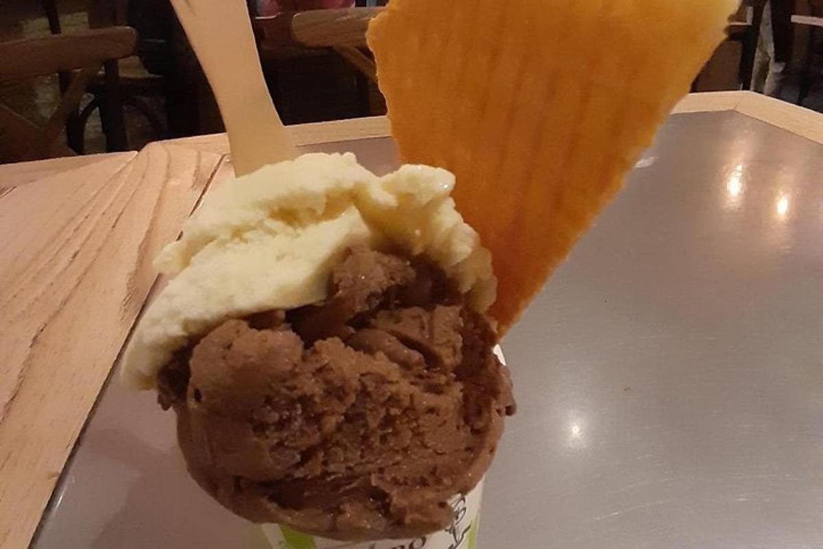 čokoládový muffin a nápoj na stole
