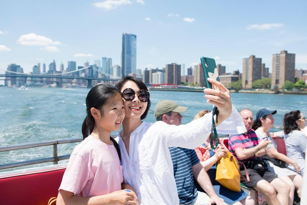 Una mujer tomando una fotografía de un grupo de personas en un barco.