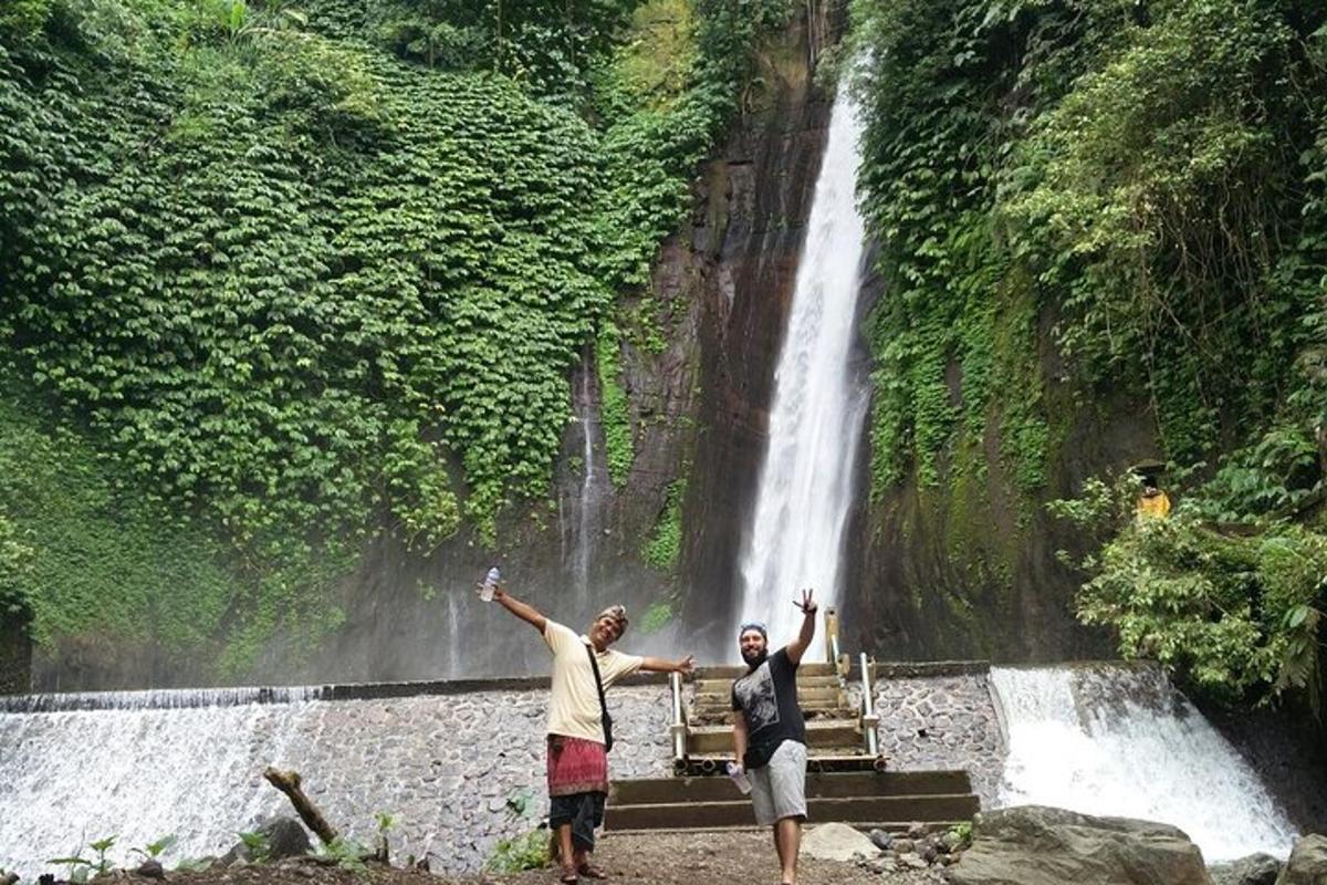 due uomini in piedi davanti a una cascata