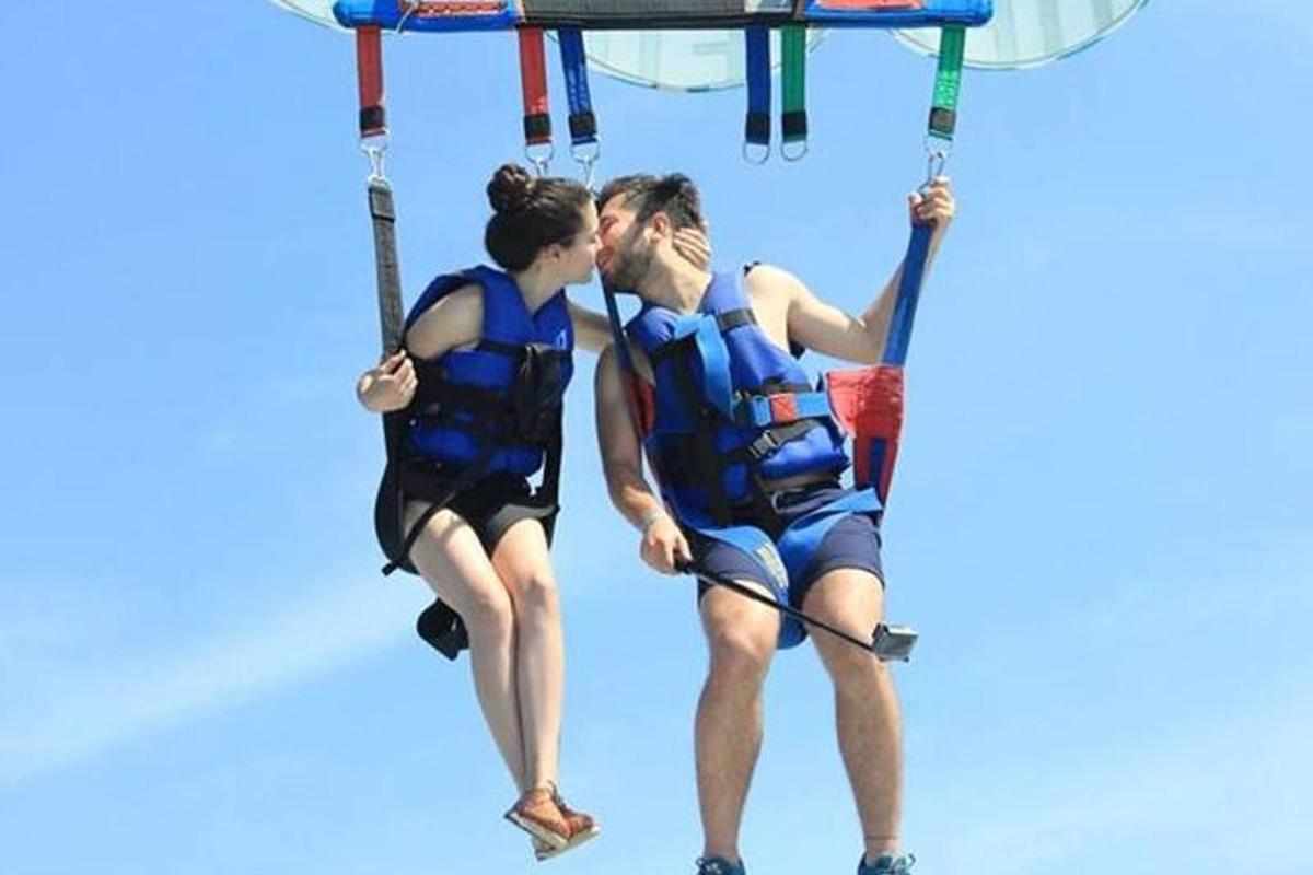 dalawang tao sa isang zip line sa langit