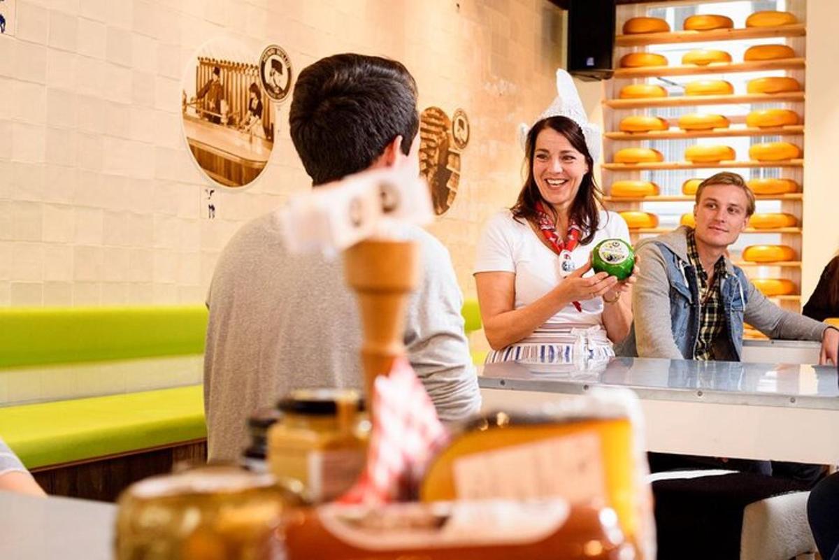 un gruppo di persone sedute al bancone di una panetteria