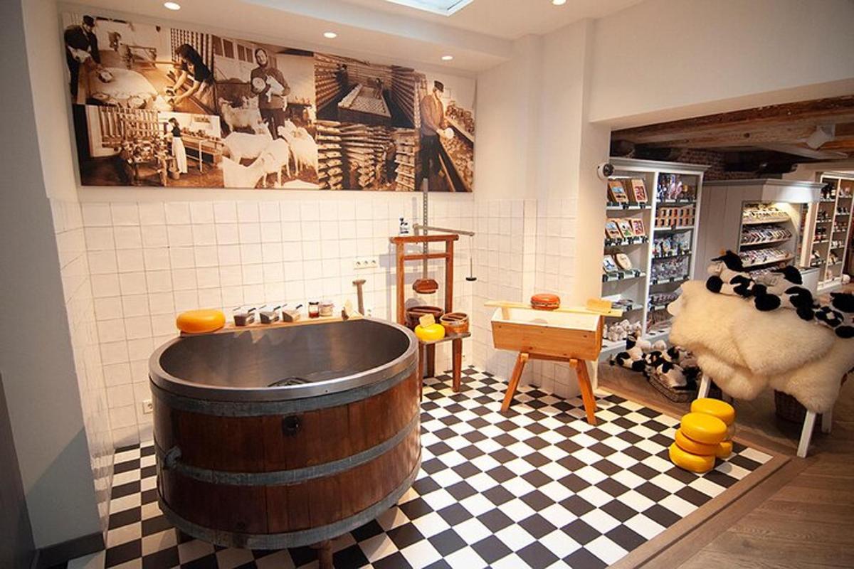 un bagno con una grande vasca di legno in una stanza