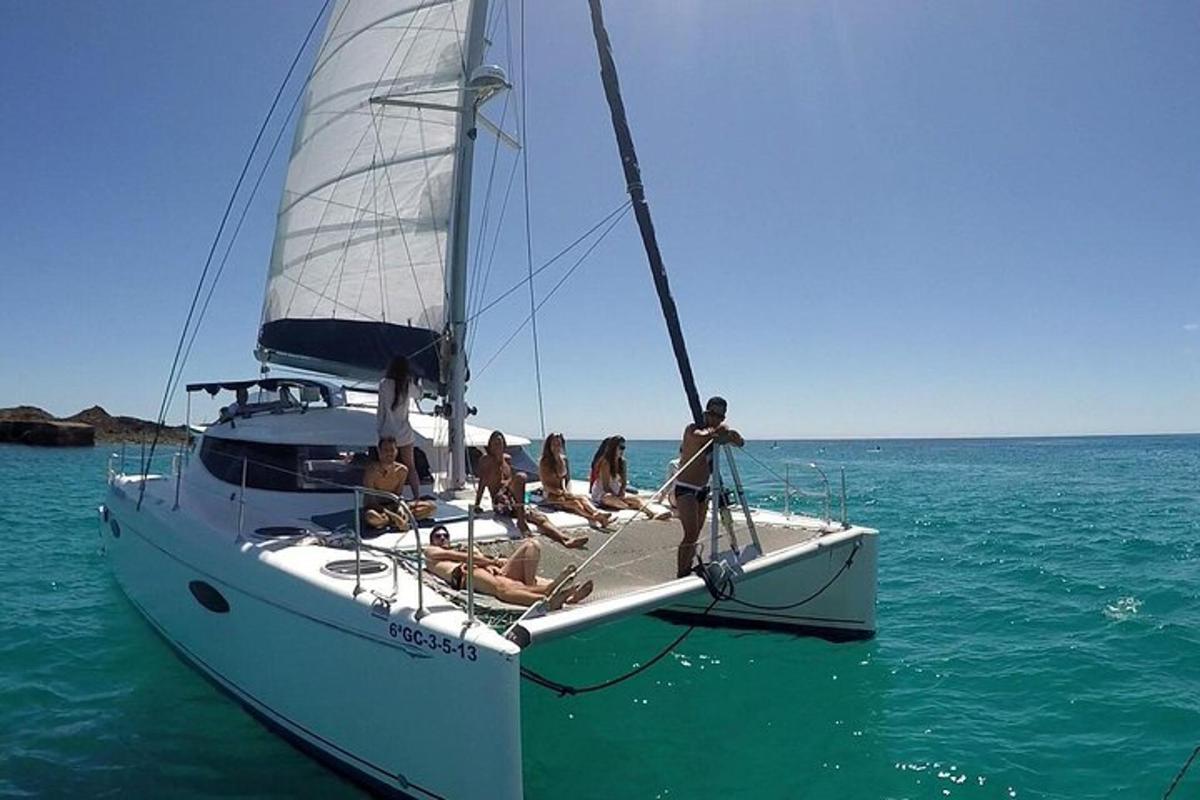 un gruppo di persone su una barca a vela in acqua