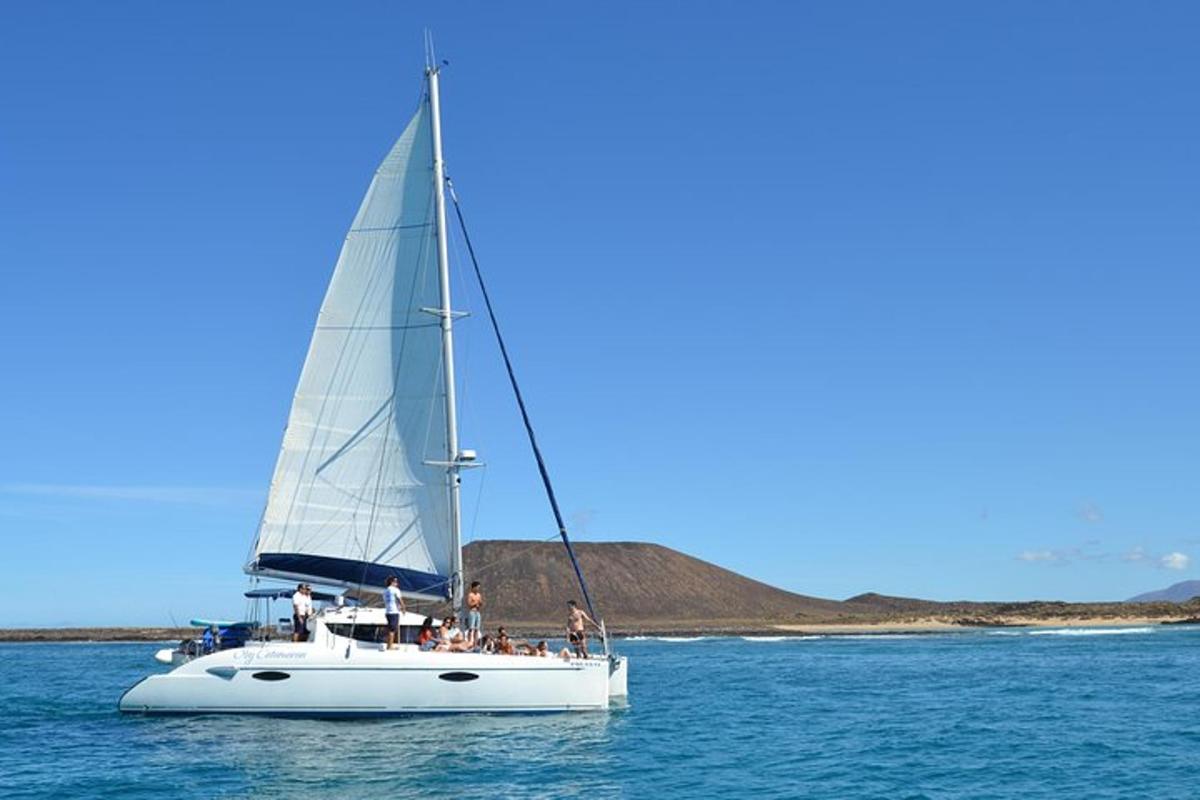 una barca a vela in acqua con persone a bordo