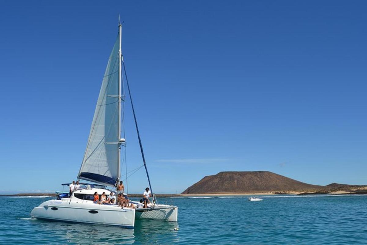 un gruppo di persone su una barca a vela in acqua