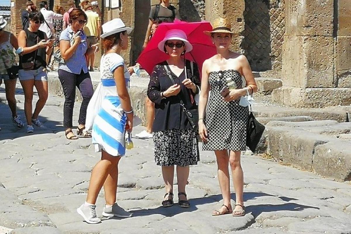 μια ομάδα ανθρώπων που στέκονται σε έναν δρόμο