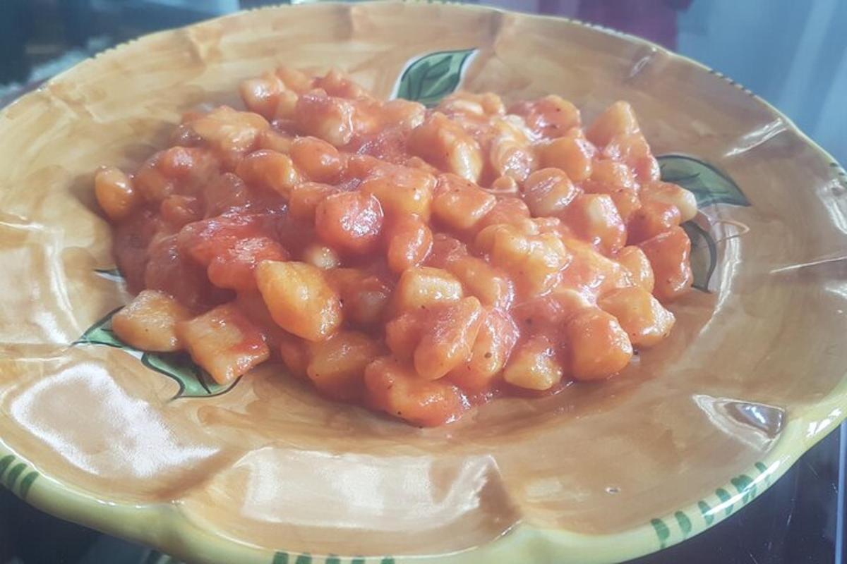 un plat de menjar amb mongetes a la taula