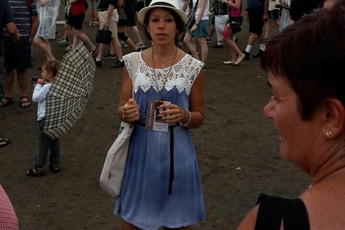 Una mujer con un vestido azul sosteniendo un paraguas