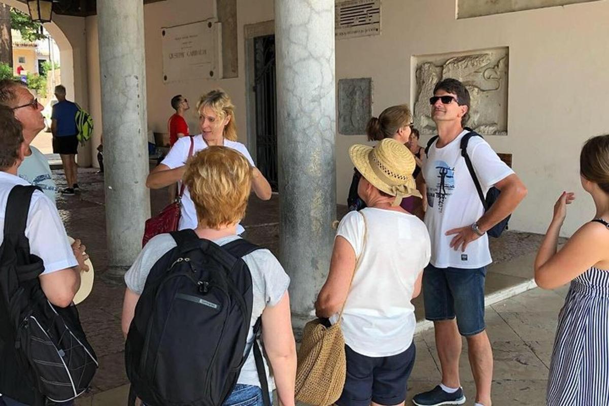egy csoport ember áll egy épület előtt