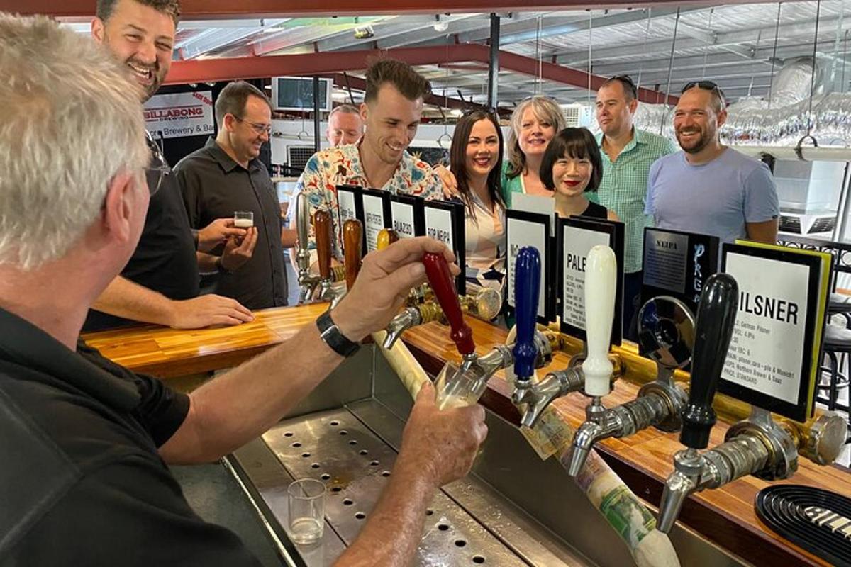 Un grupo de personas de pie alrededor de un bar con copas de vino.
