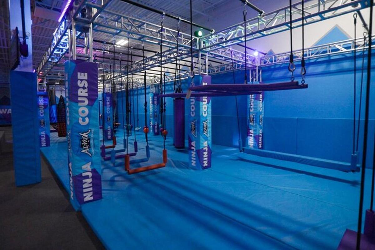 et stort innendørs treningsstudio med trampoline