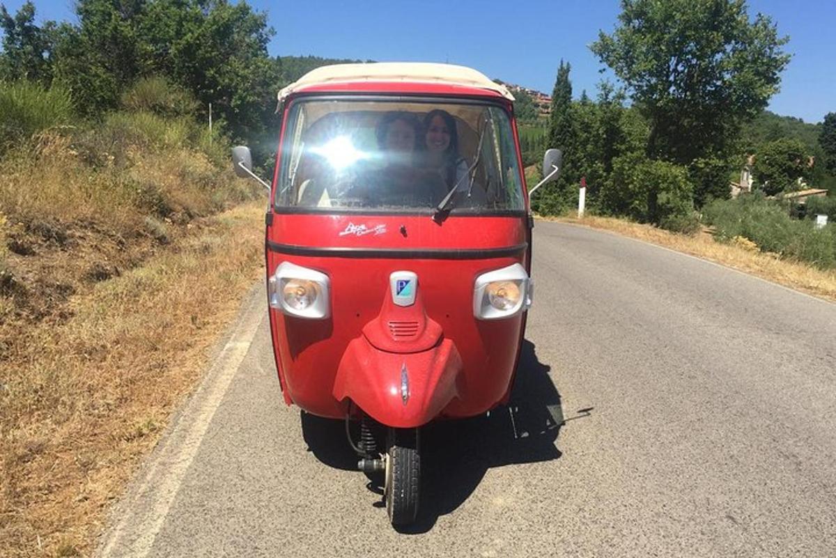 en rød scooter parkeret ved siden af en vej