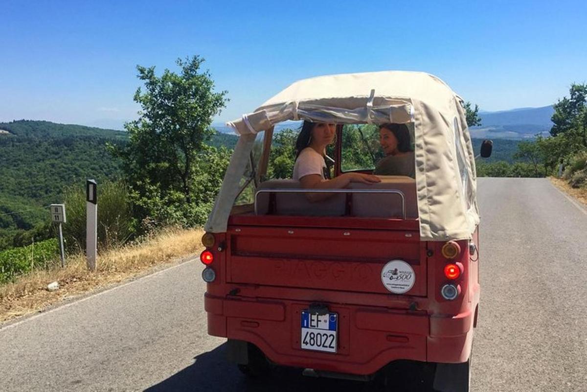 muž a žena ve vozidle na silnici