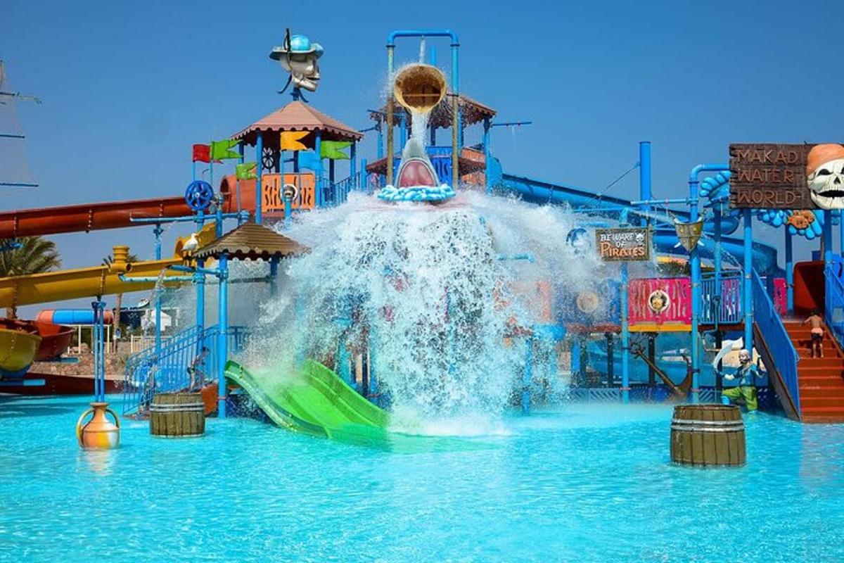 un tobogan aquàtic en un parc aquàtic amb una cascada