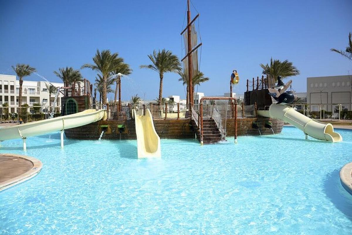 un parc aquàtic amb dos tobogans en una piscina