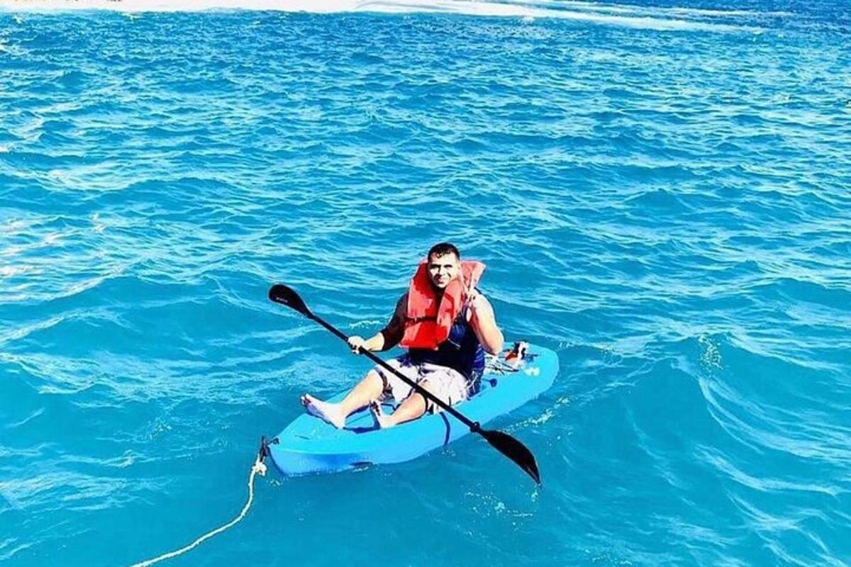 ein Mann, der auf einem Kajak im Wasser sitzt