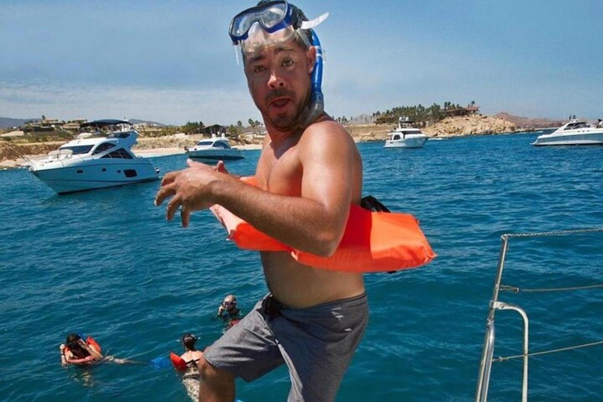 ein Mann, der auf einem Boot im Wasser steht