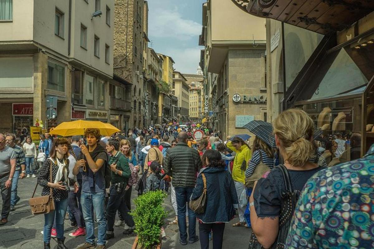 eine Menschenmenge, die eine Stadtstraße entlang geht