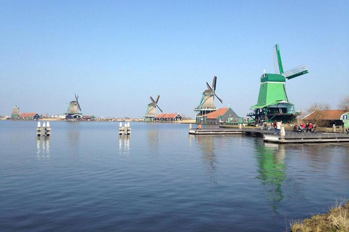 eine Gruppe von Windmühlen auf dem Wasser in der Nähe eines Hafens