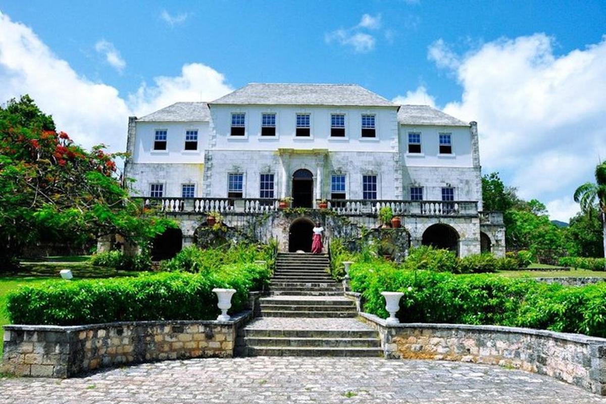 una gran casa blanca amb escales al davant