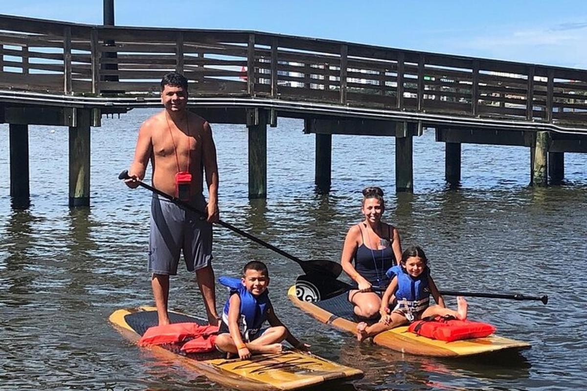 skupina lidí na paddleboardech ve vodě