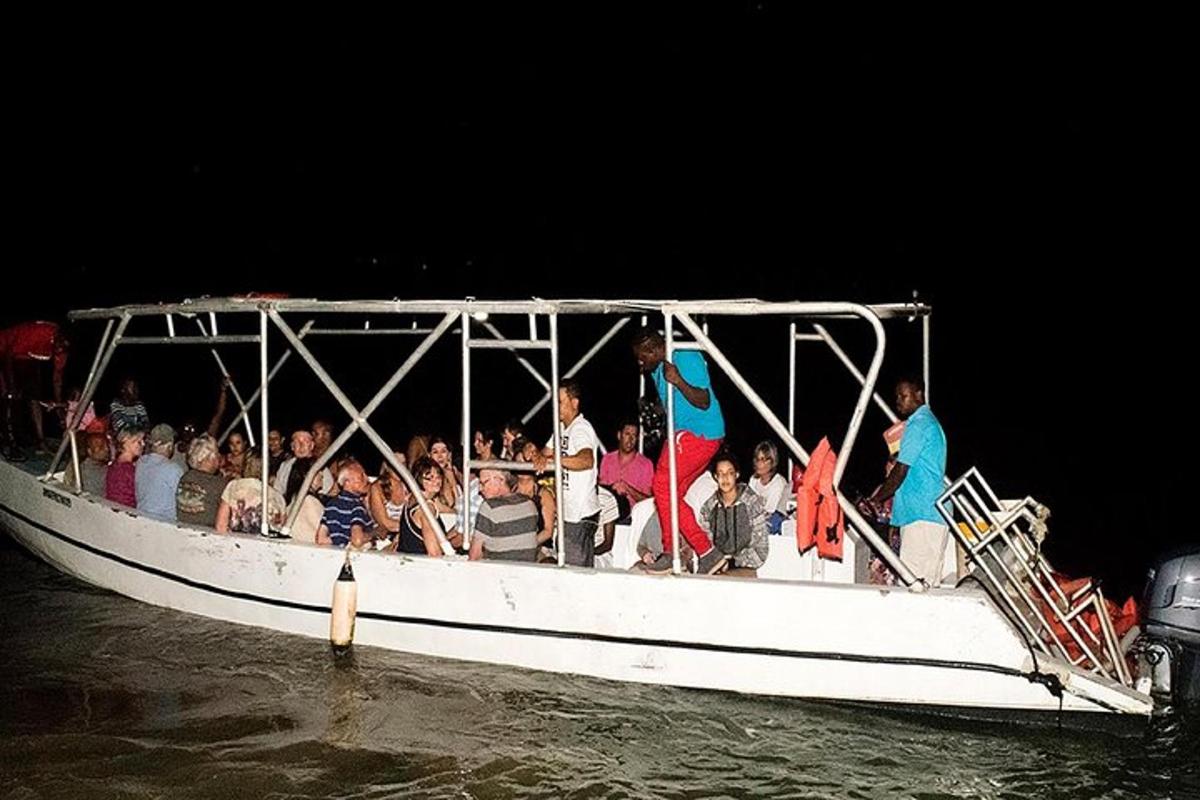 un gruppo di persone sedute su una barca in acqua
