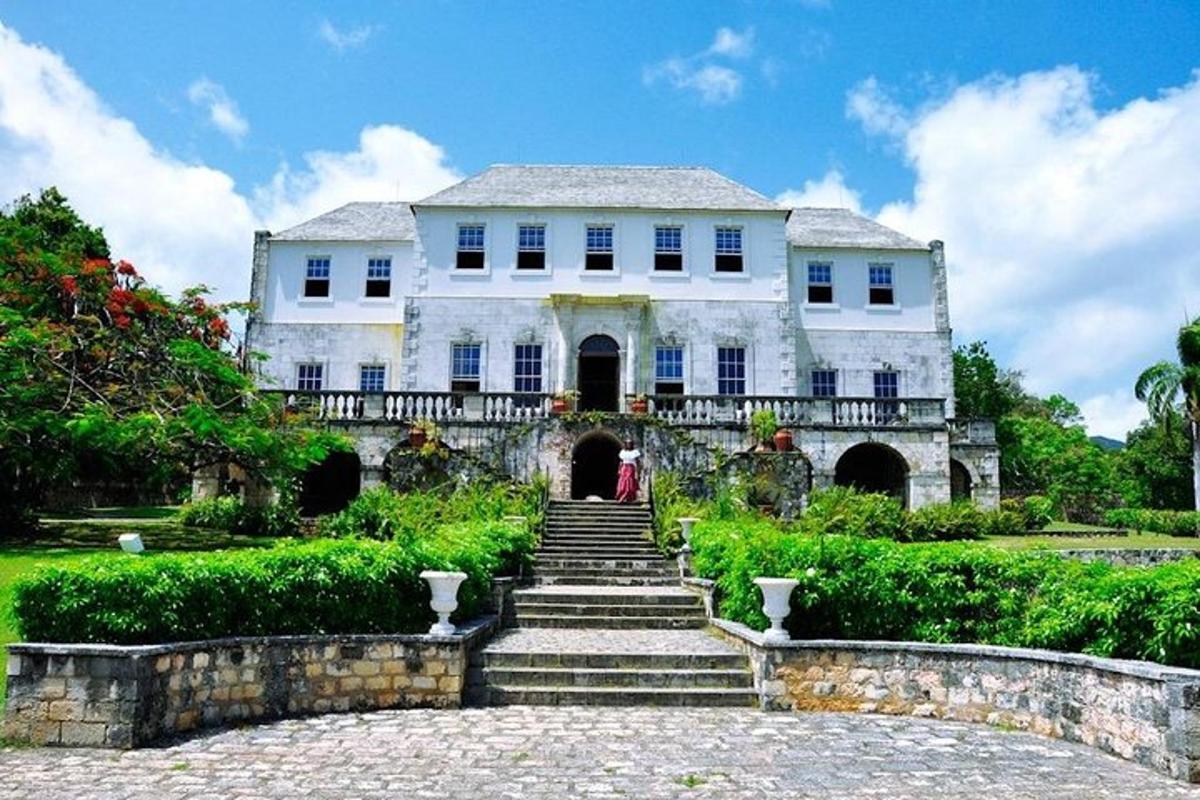 una grande casa bianca con delle scale davanti