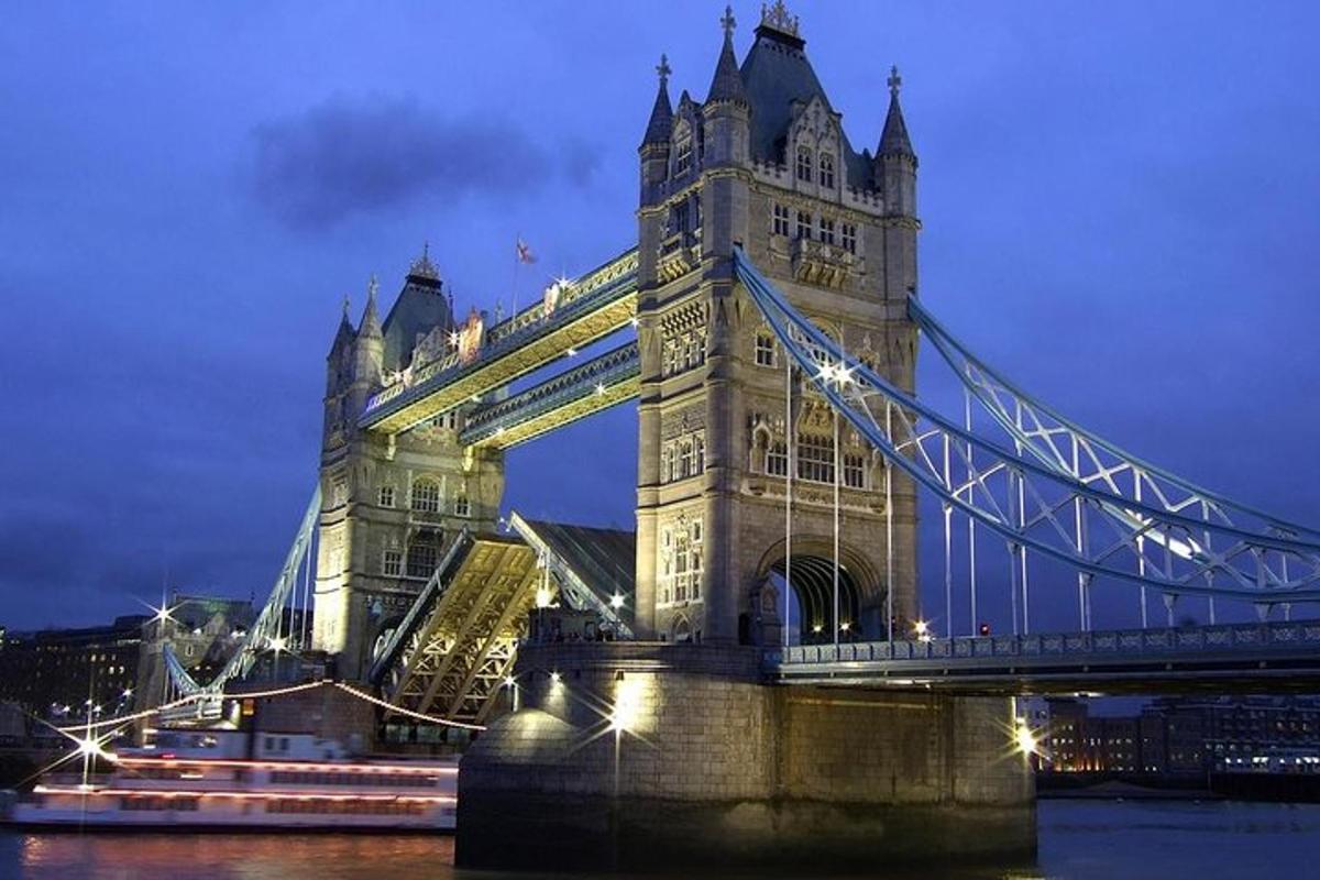 un puente colgante iluminado por la noche