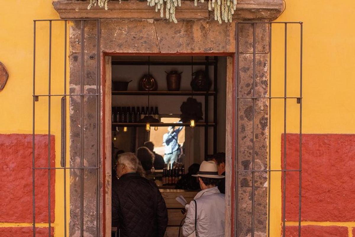 dua lelaki berdiri di ambang pintu sebuah kedai