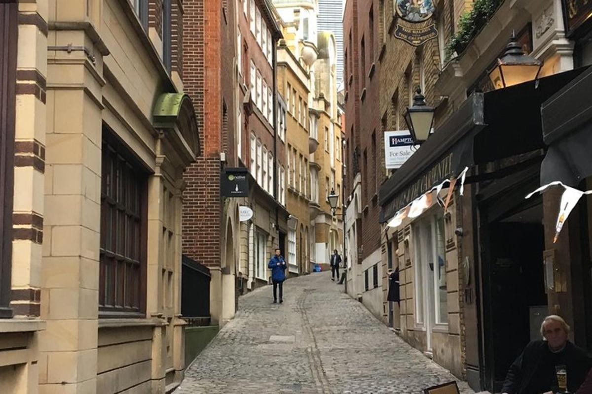una donna che cammina lungo un vicolo tra gli edifici