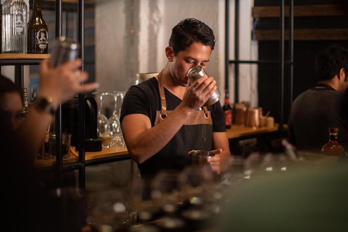 seorang lelaki minum segelas wain di sebuah bar