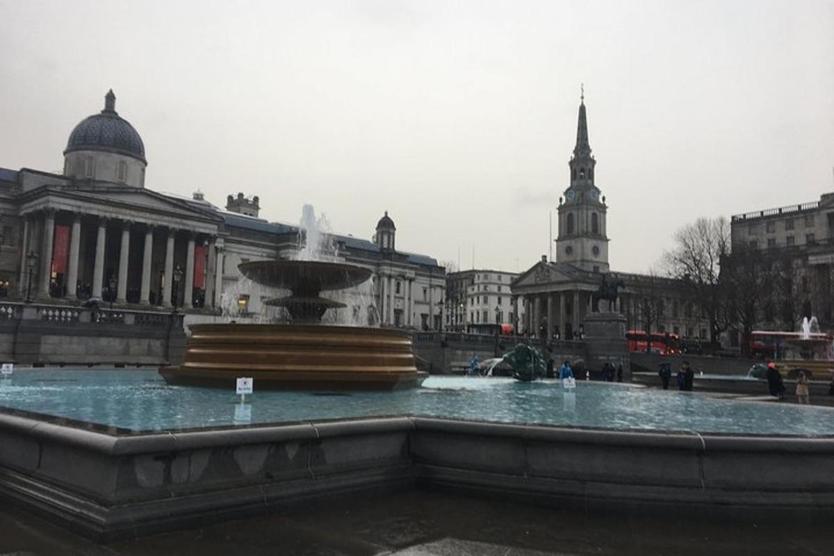 una fontana nel mezzo di una città con edifici
