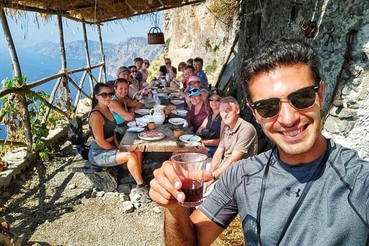 μια ομάδα ανθρώπων που κάθονται γύρω από ένα μακρύ τραπέζι
