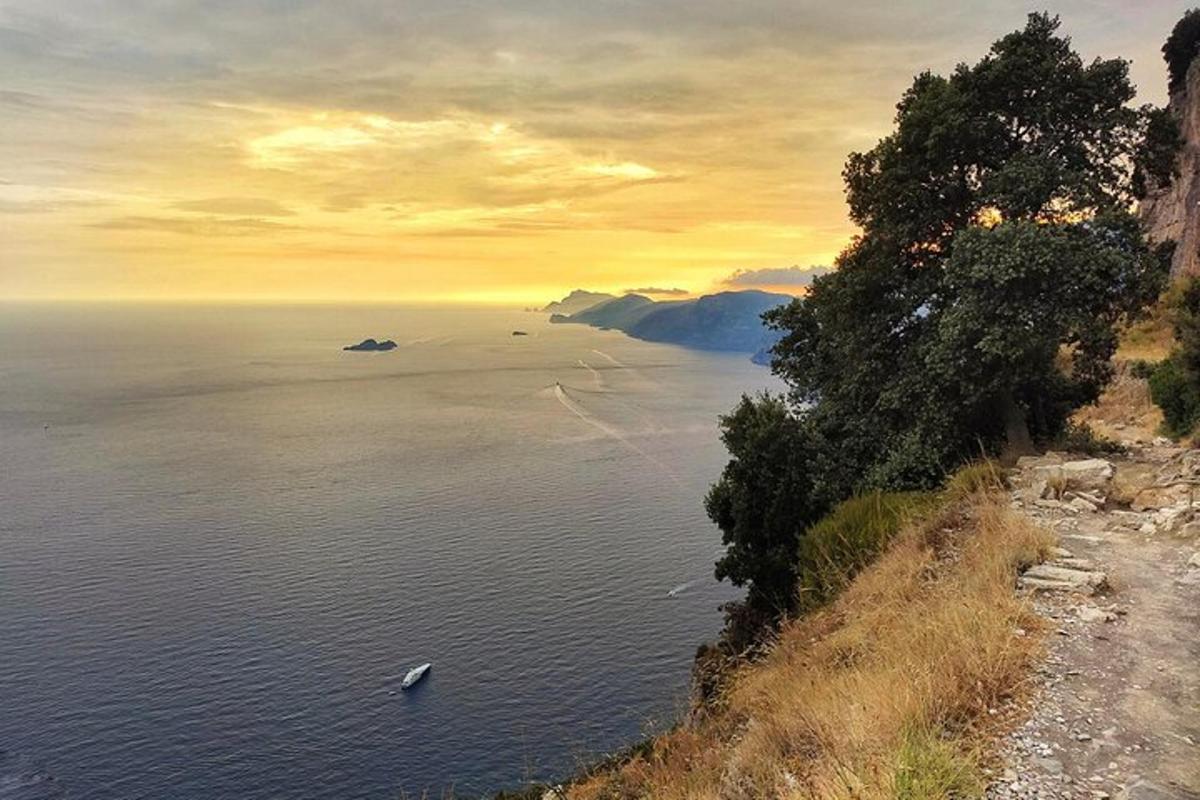 μια θέα ενός μεγάλου υδάτινου σώματος με βάρκες μέσα σε αυτό