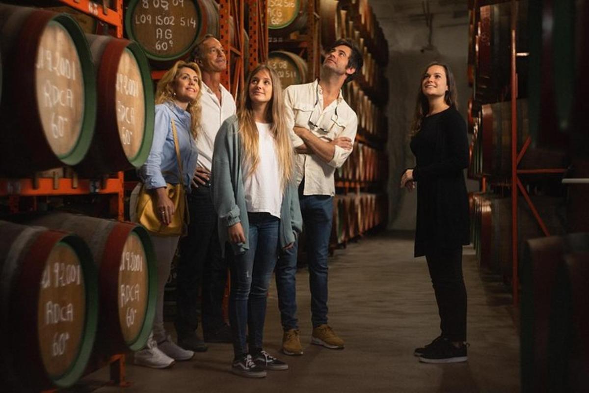 un gruppo di persone in piedi in una cantina vinicola
